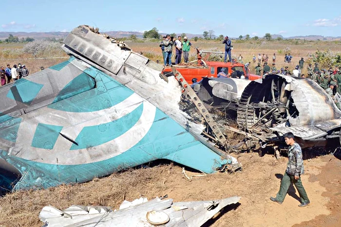 
    După ce s-a prăbuşit, avionul  care se rupsese în două  arăta ca o epavă (Fotografii: afp/ reuters)  