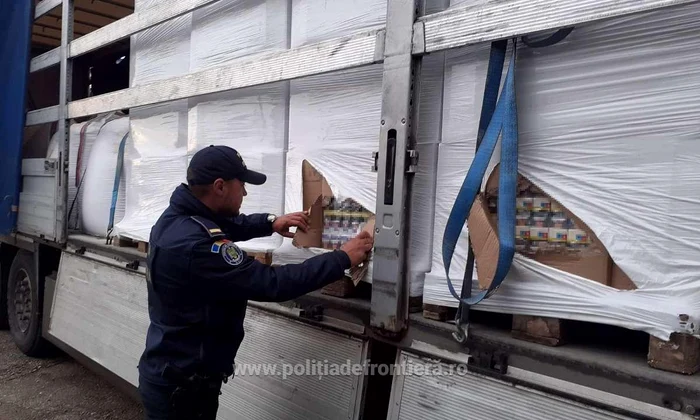 În TIR  au fost găsite patru milioane de țigarete fără timbru fiscal. FOTO Poliția de Frontieră