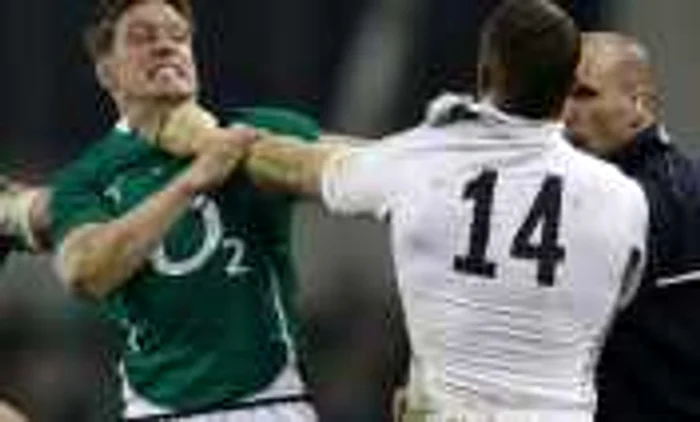 Ronan O'Gara, într-o dispută cu Chris Ashton * Foto: Reuters