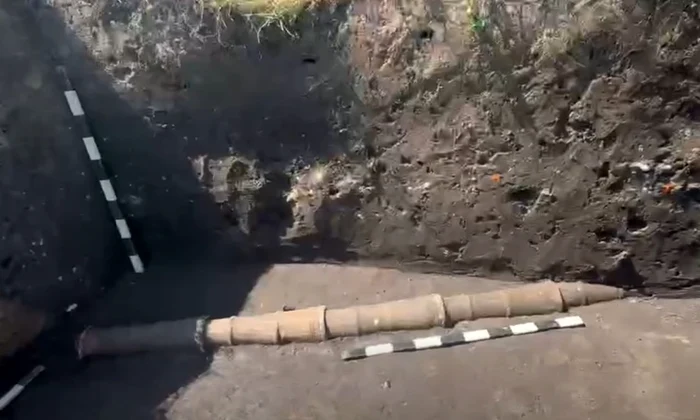 Fragmente ale unui apeduct medieval, descoperite în situl Costești-Gârlea (© Facebook / Agenţia Națională Arheologică)
