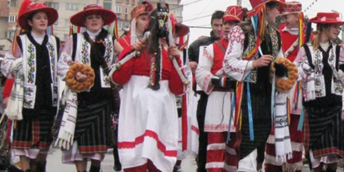 Ansamblurile populare vor defila prin centrul oraşului