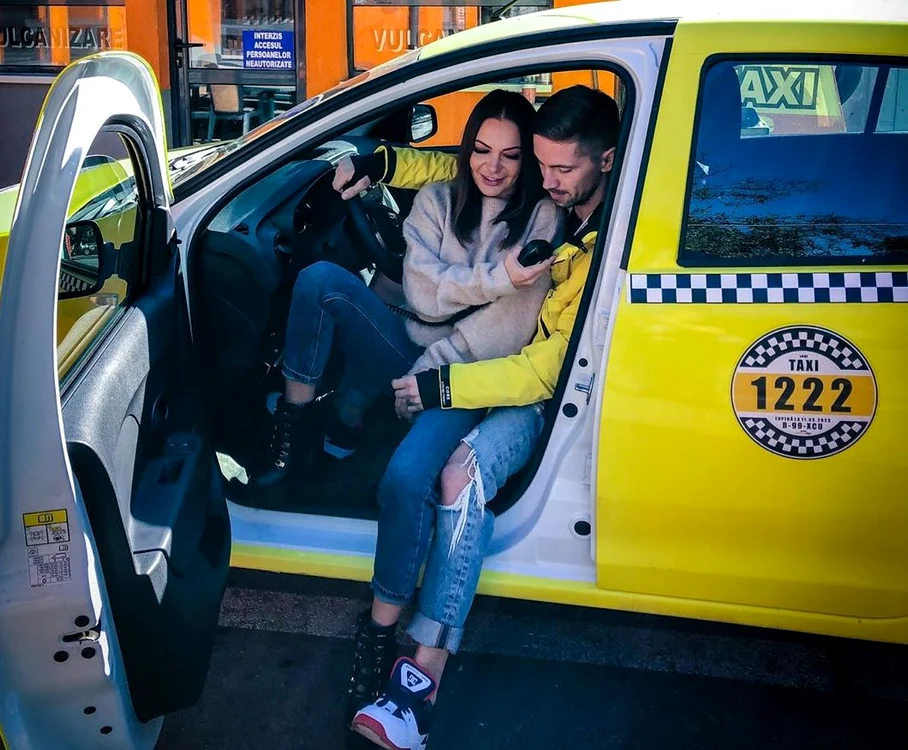 
    Andreea Antonescu, la masă cu iubitul ei Ştefan şi părinţii lui Doina şi Mircea ManolacheFoto: arhivă personală  