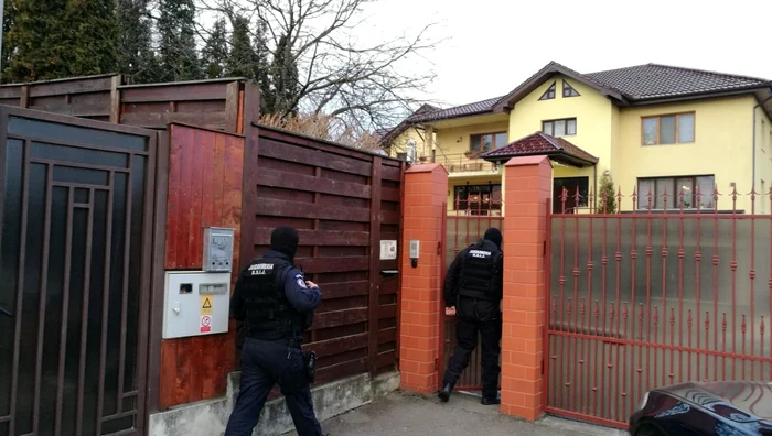 Parcheziţia casei fostului şef al Institutului Clinic de Urologie şi Transplant, Mihai Lucan a durat mai bine de 10 ore.. FOTO: Adevărul