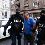 Persoane sunt aduse de către polițiști la sediul Direcției Generale de Poliție a Municipiului București în dosarul legat de violențele de la protestul din Piața Victoriei din data de 15 septembrie 2026  Inquam Photos / George Călin