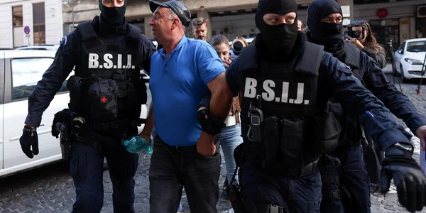 Persoane sunt aduse de către polițiști la sediul Direcției Generale de Poliție a Municipiului București în dosarul legat de violențele de la protestul din Piața Victoriei din data de 15 septembrie 2026  Inquam Photos / George Călin