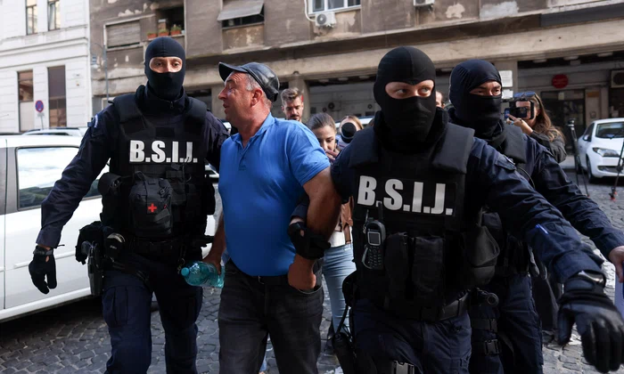 Persoane sunt aduse de către polițiști la sediul Direcției Generale de Poliție a Municipiului București în dosarul legat de violențele de la protestul din Piața Victoriei din data de 15 septembrie 2026  Inquam Photos / George Călin