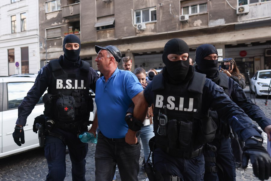 Percheziții în 16 județe după violențele de la protestul din Piața Victoriei. 20 de persoane, reținute