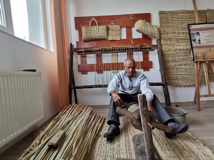 Meșterul Gheorghe Neagoe realizează și astăzi rogojini și papornițe FOTO: Alina Mitran