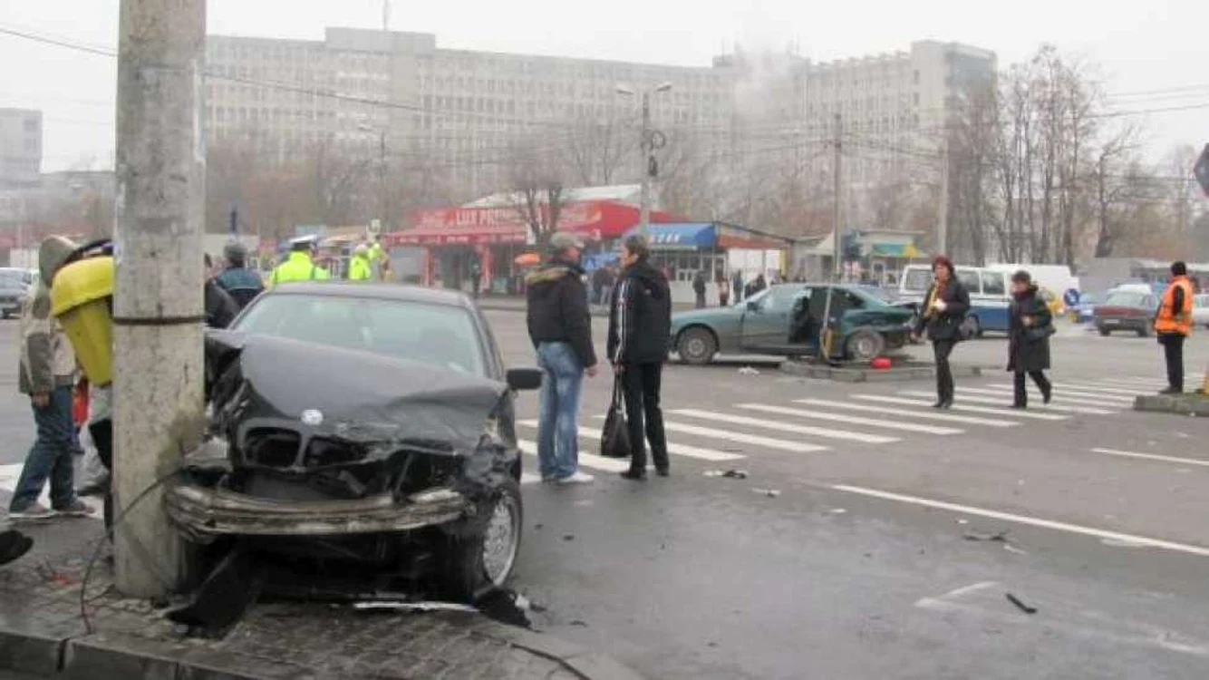 O maşină implicată în accidentul de lângă spital a intrat direct în stâlp. Foto: Gabriela Popescu
