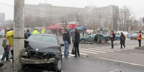 O maşină implicată în accidentul de lângă spital a intrat direct în stâlp. Foto: Gabriela Popescu