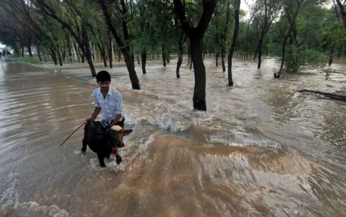 Oamenii şi-au părăsit casele pentru a nu risca pierderea vieţii lor, uneori plecând cu animale sau cu ceea ce au putut salva din bunuri.. FOTO: AFP