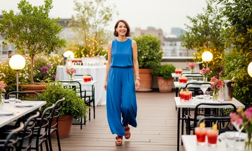 femeie fericita ajunge la eveniment rooftop jpg