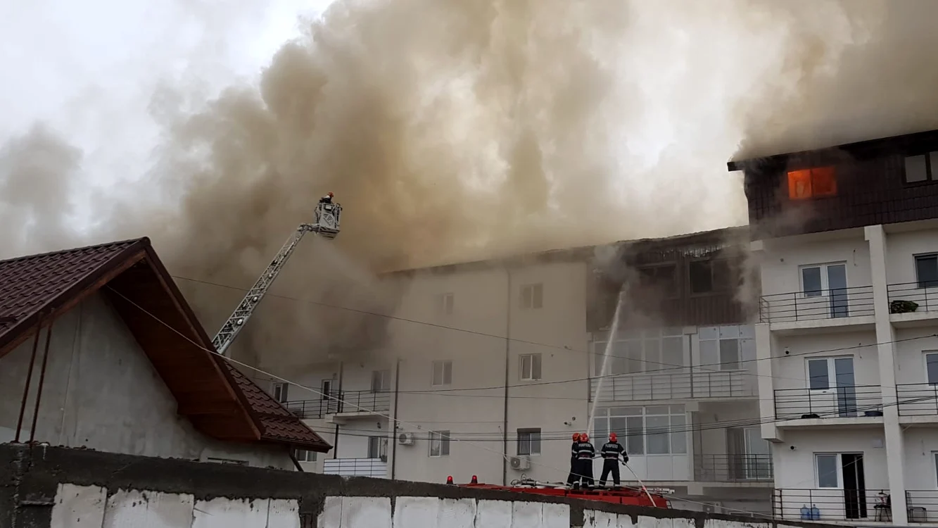 
    Un incendiu a cuprins mansarda a doua blocuri din Chiajnafoto: ISU  