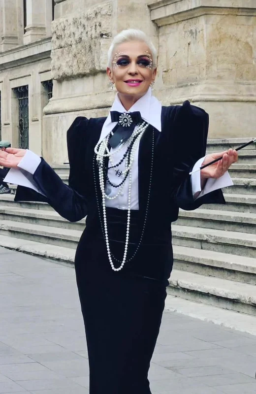Îndrăgita artistă a fost desprinsă aseară din revistele de modă, purtând o rochie cu trenă, neagră, care i-a venit mănușă