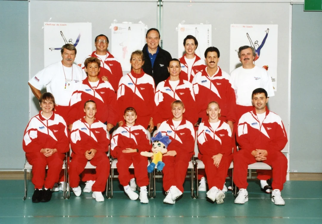 geza poszar primul de pe randul doi in dreapta cu echipa sua la mondialele din japonia in 1995 in fata lui e larry nassar pe scaun foto arhiva person