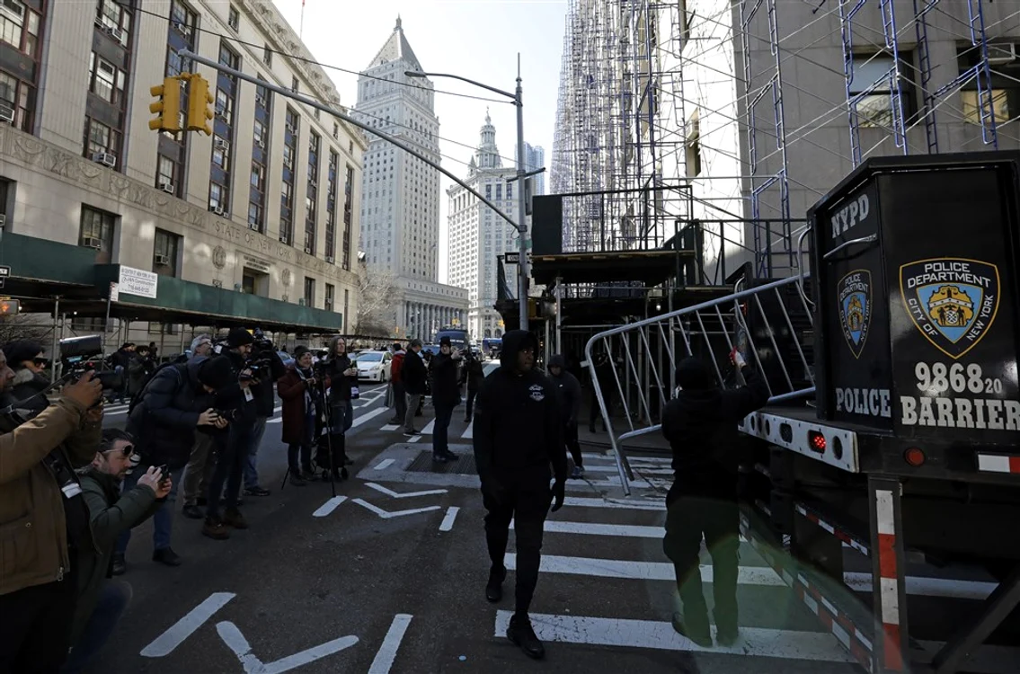 Poliția din New York a instalat baricade în fața tribunalului din Manhattan FOTO EPA-EFE