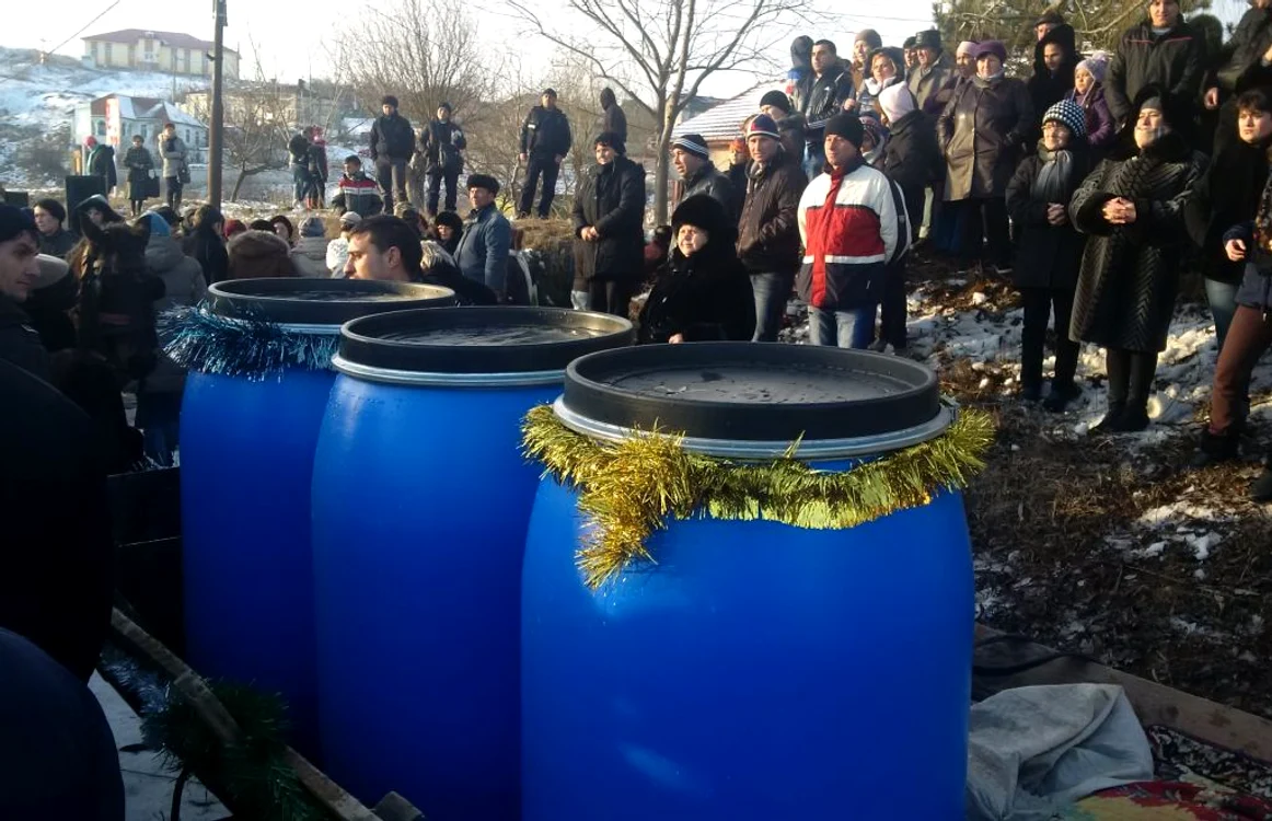 Butoaie cu agiasmă, pe malul Dunării - foto: Arhiva Adevărul