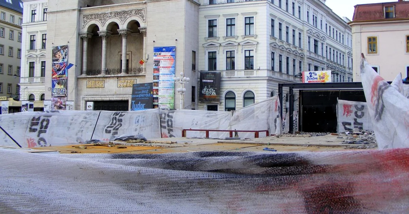 Acvariul a fost pus la pământ, dar povestea nu s-a încheiat. FOTO: Vali Silaghi