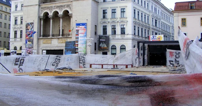 Acvariul a fost pus la pământ, dar povestea nu s-a încheiat. FOTO: Vali Silaghi