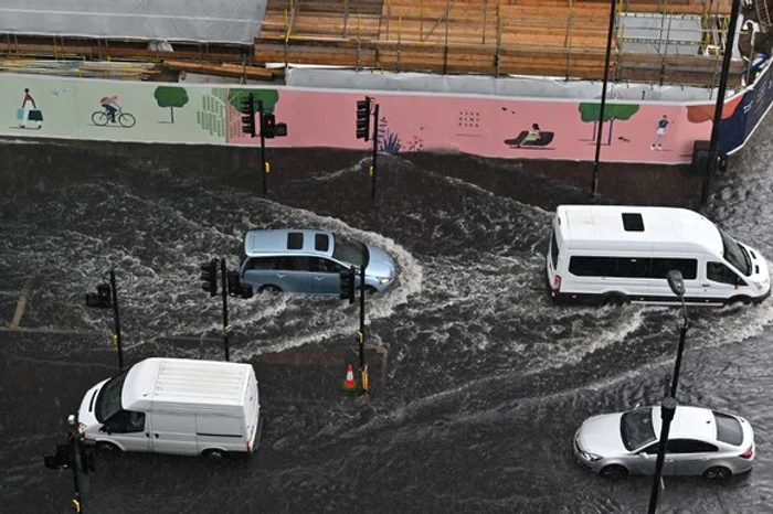 
    Pompierii din Londra au indicat pe Twitter ca au primit aproximativ 300 de apeluri raportând inundaţii în sud-vestul capitaleiFoto: AFP  