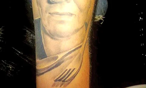 Şi a tatuat  pe braţ  chipul  bunicii  Aspazia jpeg