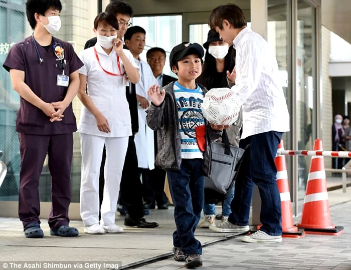 Copilul le-a declarat jurnaliştilor care l-au aşteptat la ieşirea din spital că se simte bine şi că abia aşteaptă să se întoarcă la şcoală. FOTO Daily Mail / Getty Images