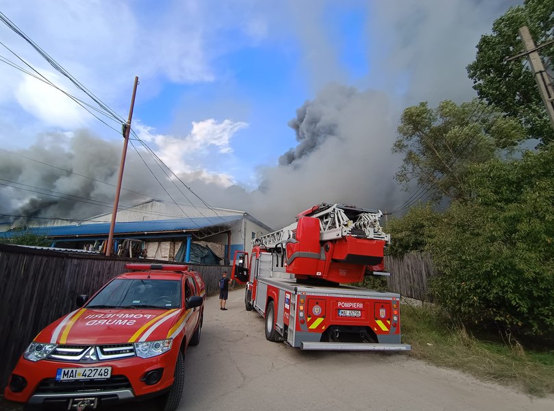 Peste 60 de pompieri au intervenit pentru stingerea unui incendiu la un depozit de cartofi şi îngrăşământ chimic din Miercurea-Ciuc