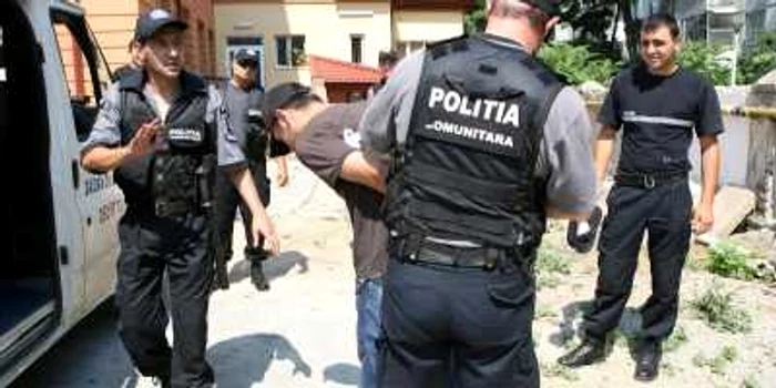 Poliţiştii comunitari au găsit asupra bărbatului un cuţit şi un... vibrator