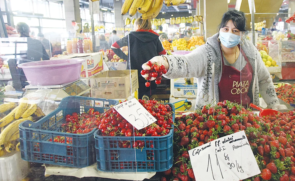 
    Florica Păcuraru din Lehliu-sat, Călăraşi, vinde cireşele cu 35 lei/kgFoto: Mihai Ionescu  