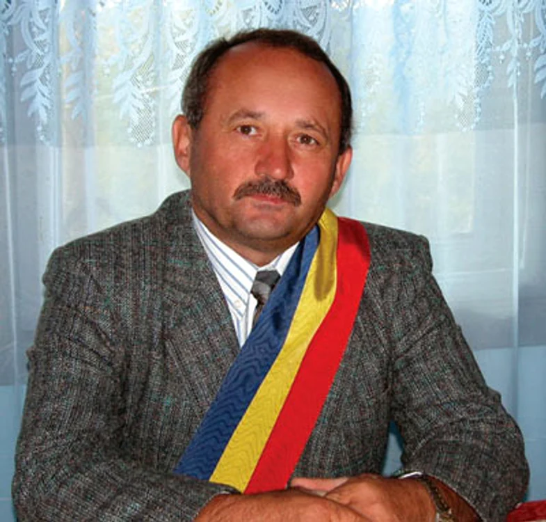 Radu Herciu, primarul cele mai sărace comune din țară, are patru terenuri și două case