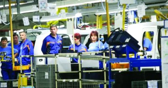 Angajaţii Ford vor să lucreze pe calculator şi să vorbească limbi străine de 185 de milioane de euro