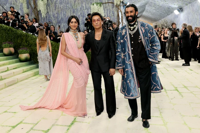 Alături de designerul Prabal Gurung și de fratele său