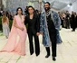 Prințesa Gauravi Kumari din Jaipur alături de designerul rochiei și de fratele ei