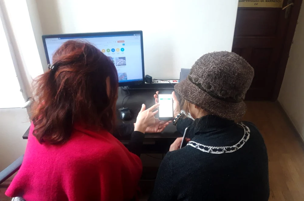 Pensionarii, ajutați de bibliotecari să-și achite taxele FOTO: Biblioteca V. A Urechia