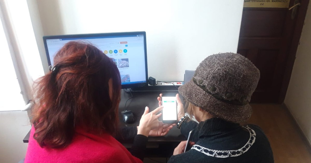 Pensionarii sunt ajutați online de bibliotecari să-și plătească facturile.