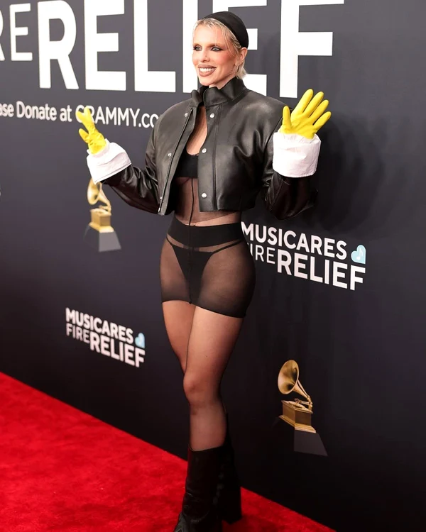 Julia Fox, în lenjerie pe covorul roșu / foto: Instagram