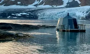 cabana gronelanda floating glacier hut jpg