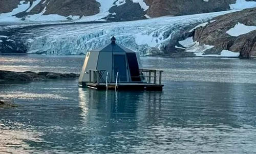 cabana gronelanda floating glacier hut jpg