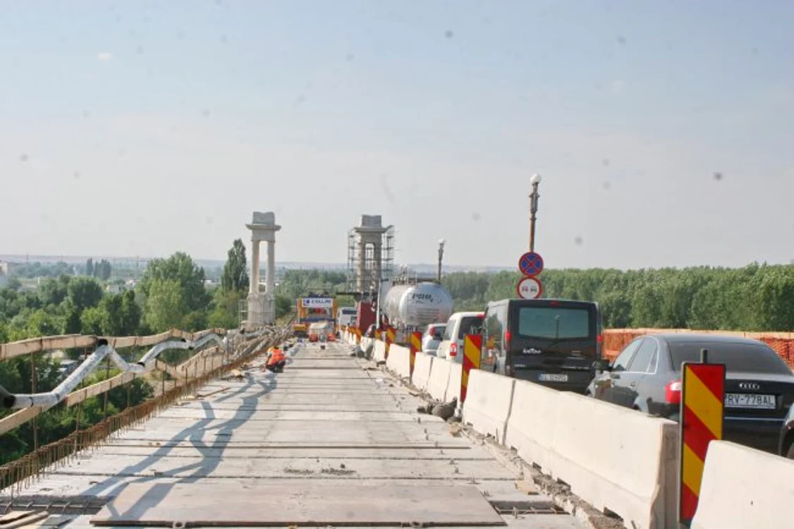 Podul de la Giurgiu este în reparații doar pe partea română