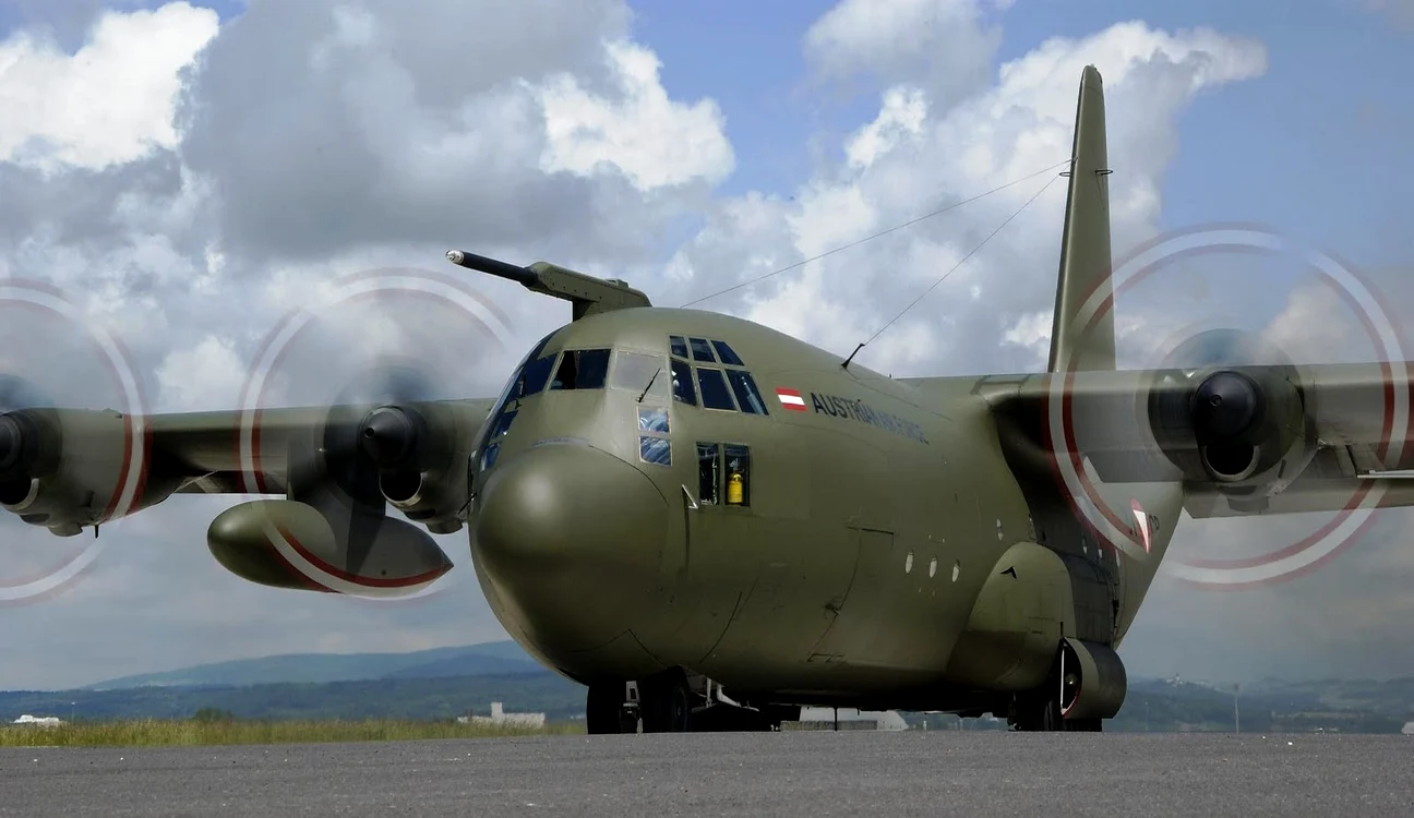 
    La parada militară ar fi trebuit să defileze inclusiv 20 de aeronave C-130 Hercules  