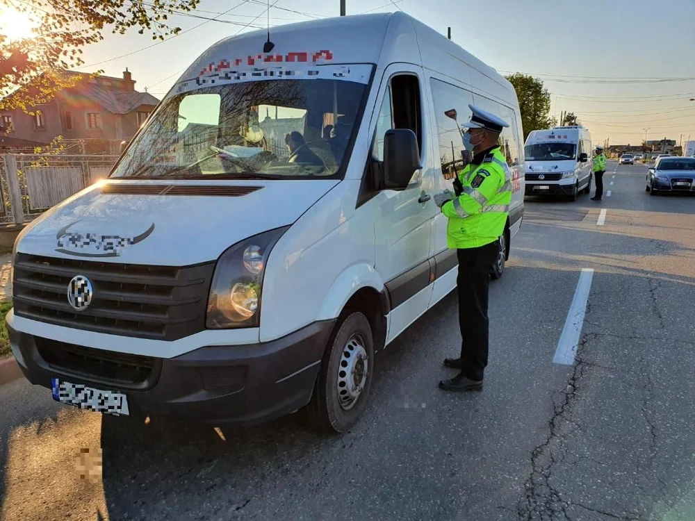 
    Polițiștii au făcut filtre pe străzi și au dat amenzi în cazul șoferilor găsiți fără declarație sau adeverință de la angajator Foto: Poliția Română  