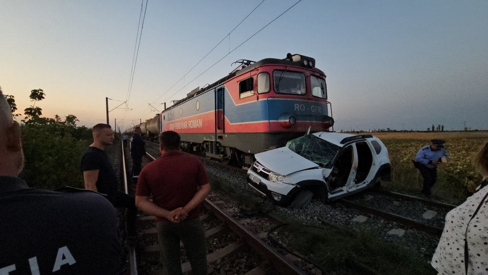 Trei persoane au murit pe loc, într-un autoturism spulberat de tren, lângă Buzău. Șoferul vinovat a supraviețuit VIDEO