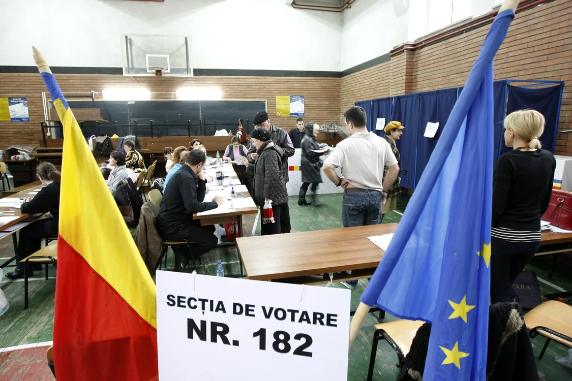 
    Urna mobilă poate fi solicitată de persoanele care nu se pot deplasa la secțiile de votareSursa foto: Adevărul  