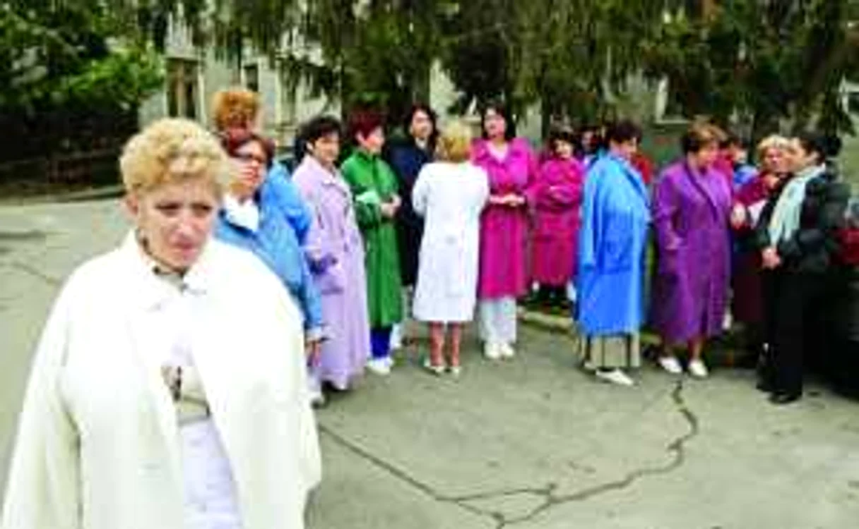 Cadrele medicale, revoltate că li s-au tăiat sporurile salariale.