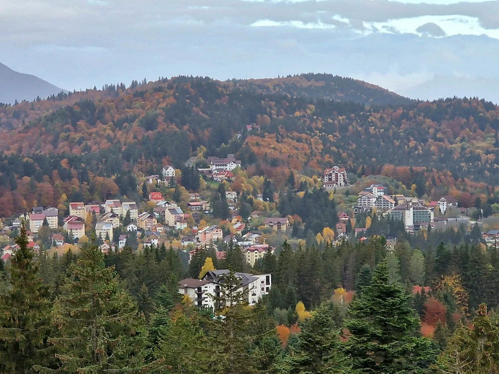 Cât costă un sejur la munte în vacanța de toamnă. Ce includ ofertele și care sunt stațiunile din România pe care le preferă turiștii