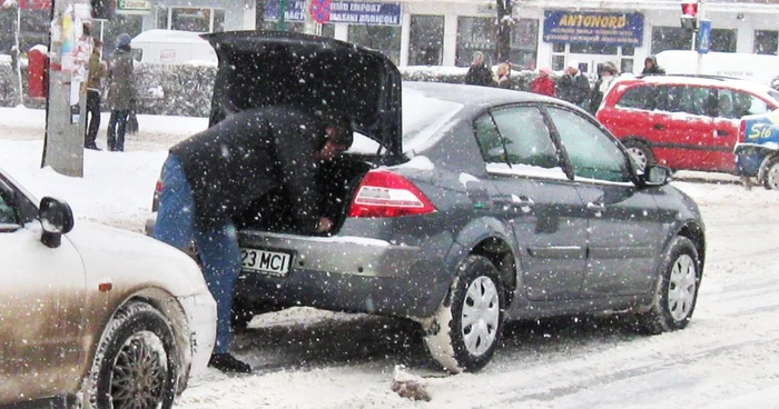 Maşină blocată în nămeţi