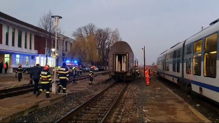 Un vagon de tren a fost cuprins de foc, în Titu. FOTO C.S.