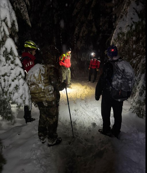 Salvamont intervine în Munții Bucegi și Parâng: turiști blocați în zăpadă și mașini surprinse de viscol