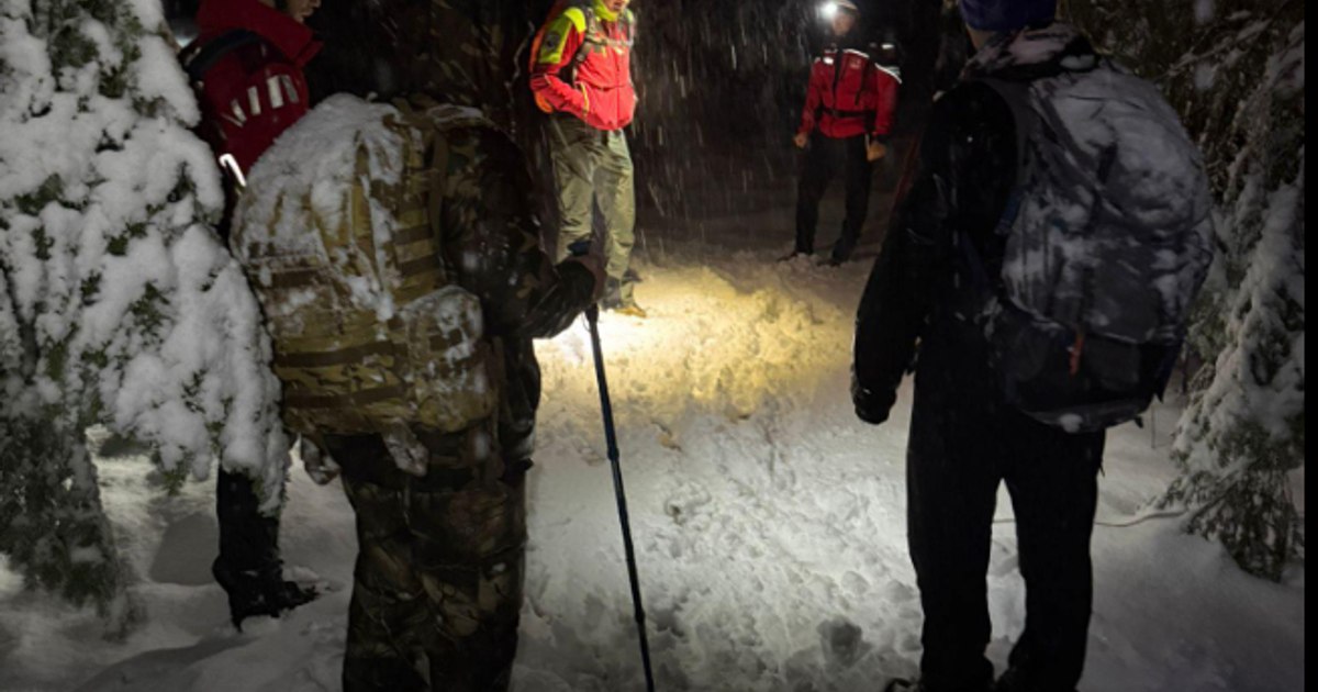 Salvamont ajută turiștii blocați în zăpadă și mașinile prinse în viscol în Bucegi și Parâng.