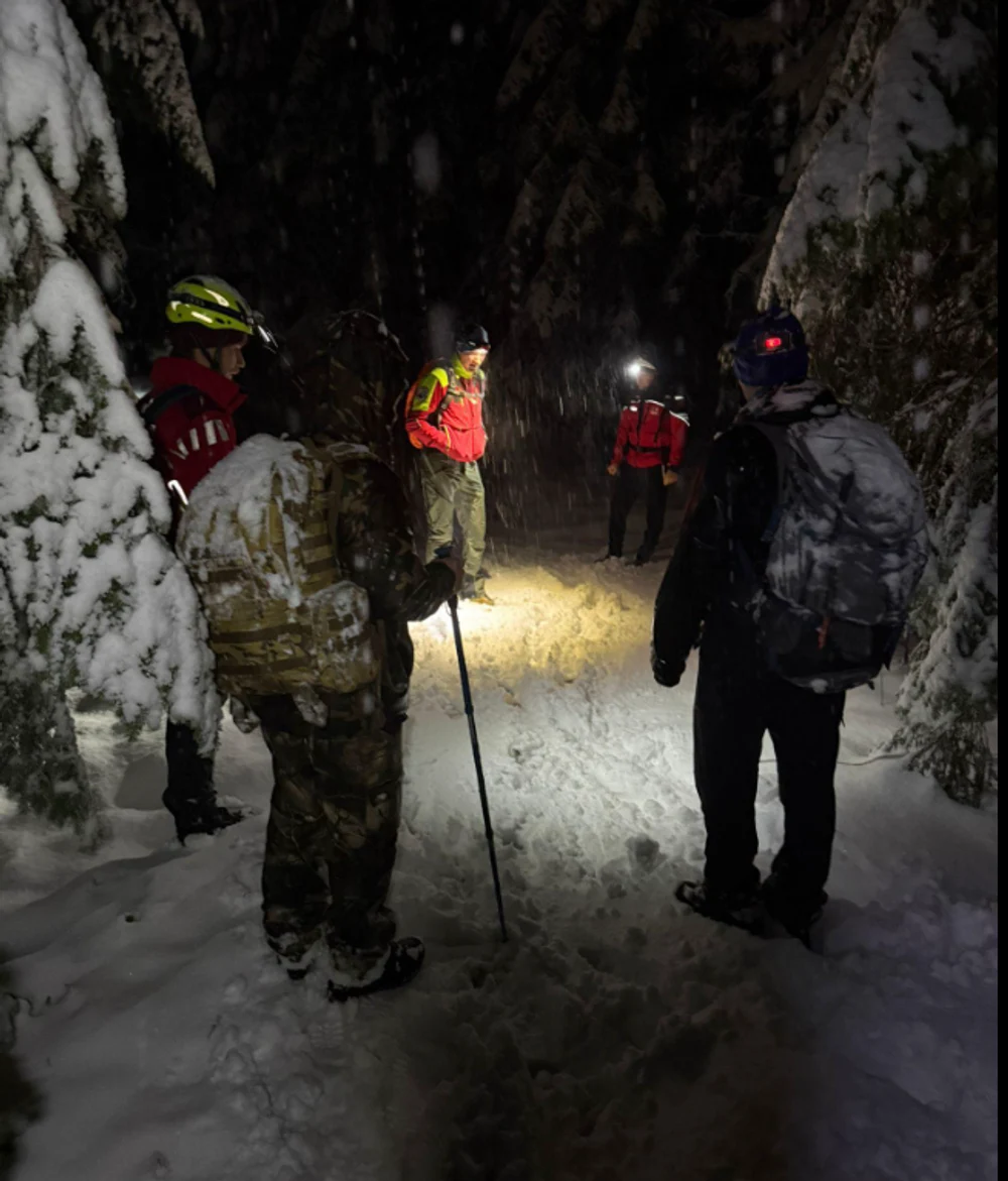 Salvamont intervine în Munții Bucegi și Parâng: turiști blocați în zăpadă și mașini surprinse de viscol